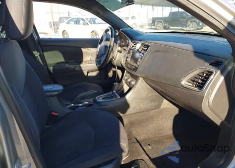 2013 Chrysler 200 Touring z USA, uszkodzony, nr VIN 1C3CCBBB1DN618777